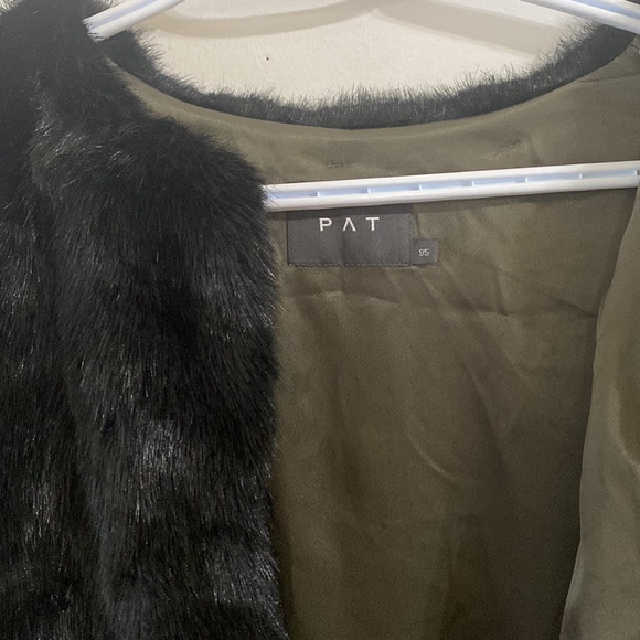 PAT women’s fur coat, size medium, W21 L29, Acrylic and polyester. - Picture 3 of 7